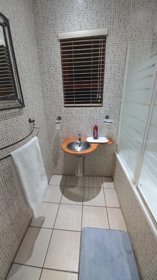 28 At Van Den Bos International Guesthouse Edenvale Exterior photo