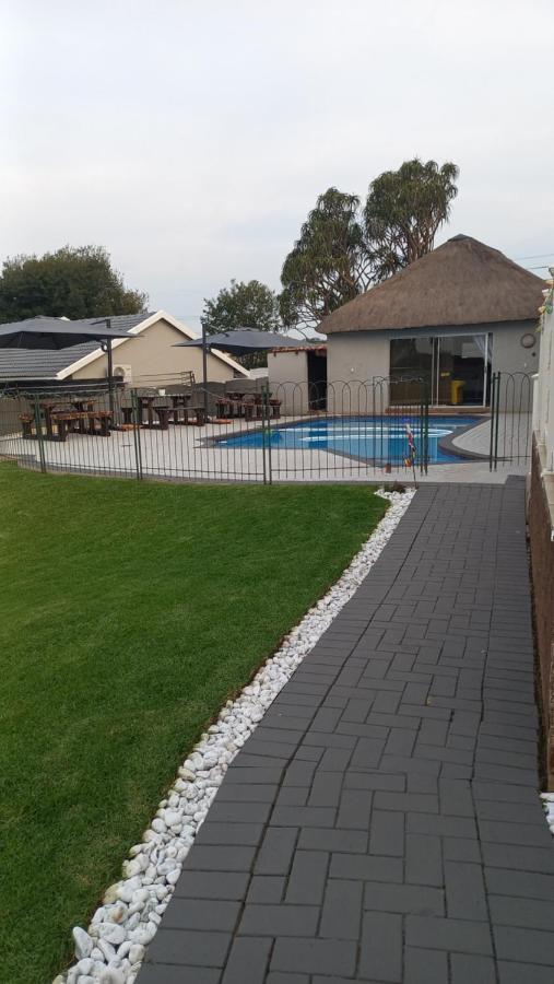 28 At Van Den Bos International Guesthouse Edenvale Exterior photo